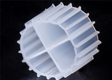 kupować Białe media filtracyjne MBBR z dziewiczym materiałem HDPE i długą żywotnością dla RAS online manufacture
