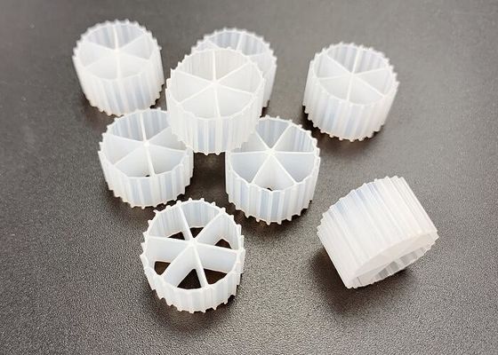 kupować Biały Kolor FDA Bezpieczny materiał HDPE Poruszające łóżko Biofilm Reaktor Żywotność 15 lat online manufacture