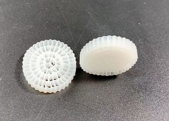 kupować HDPE Mbbr Nośnik Bio Filtr Do Rybniczych Podwieszonych Łóżeczek 25x4MM online manufacture