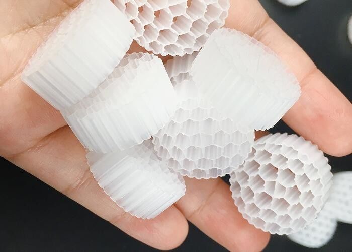 Pe38 25*4mm Hdpe Mbbr Bio Filter Media Bezpieczne Przenośne łóżko Duża powierzchnia