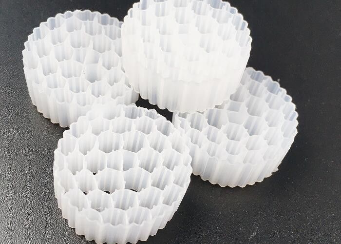 Pe38 25*4mm Hdpe Mbbr Bio Filter Media Bezpieczne Przenośne łóżko Duża powierzchnia