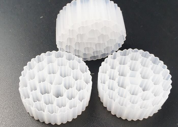 Pe38 25*4mm Hdpe Mbbr Bio Filter Media Bezpieczne Przenośne łóżko Duża powierzchnia