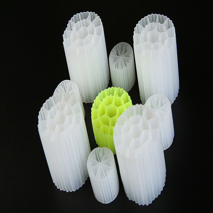 Biały kolor MBBR Biocell Filter Media Virgin HDPE Material And Floating dla RAS