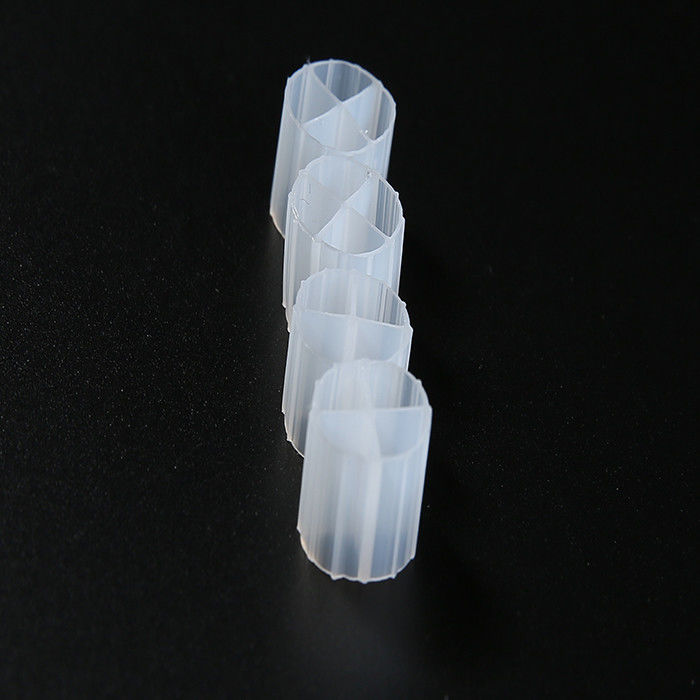 Wysokiej wydajności Biały kolor Materiał plastikowy Filtry dla oczyszczania ścieków mbbr dla systemu ras duża powierzchnia