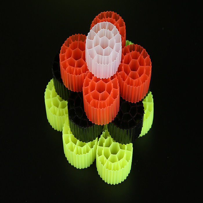 Czerwony / Żółty Plastic MBBR Bio Media K1 500 m2/m3 Powierzchnia z białym kolorem