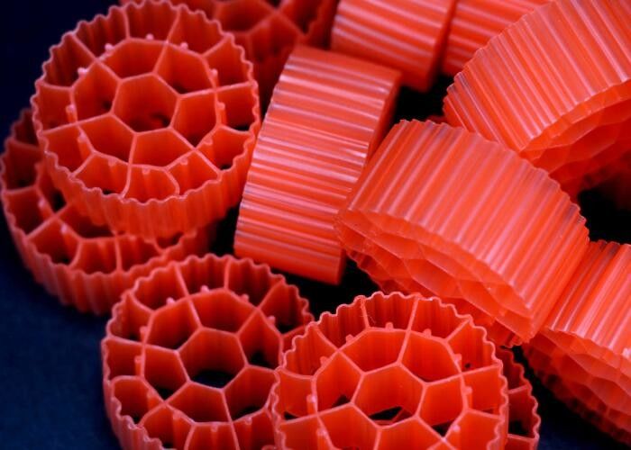 Chiny fabryka k1 kaldnes tworzywa sztuczne ryb farmy media pływający nośnik bio dla akwakultury RAS mbbr reaktor HDPE FDA SAFTY