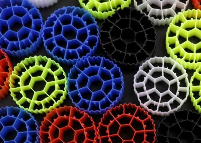 Chiny fabryka k1 kaldnes tworzywa sztuczne ryb farmy media pływający nośnik bio dla akwakultury RAS mbbr reaktor HDPE FDA SAFTY