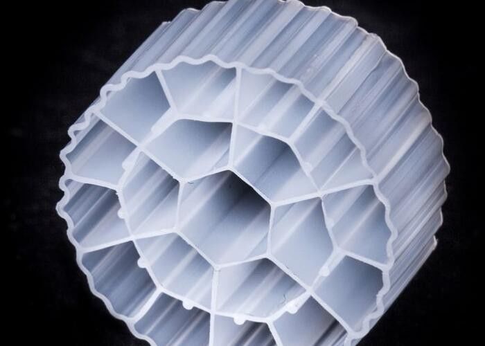 K3 Biały kolor Materiał HDPE MBBR Filtr Media Oczyszczanie wody Bio Cel Do stawu