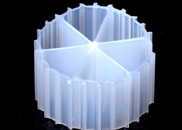 16*10mm Wielkość MBBR Filtrujące media z dziewiczym materiałem HDPE i szybkim tworzeniem biofilmu nośnego