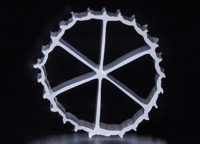 16*10mm Wielkość MBBR Filtrujące media z dziewiczym materiałem HDPE i szybkim tworzeniem biofilmu nośnego