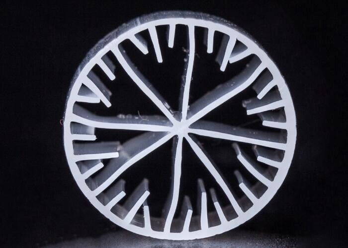 Pierwszy materiał HDPE MBBR Bio Media Biały Kolor 15*15mm Rozmiar dla ścieków