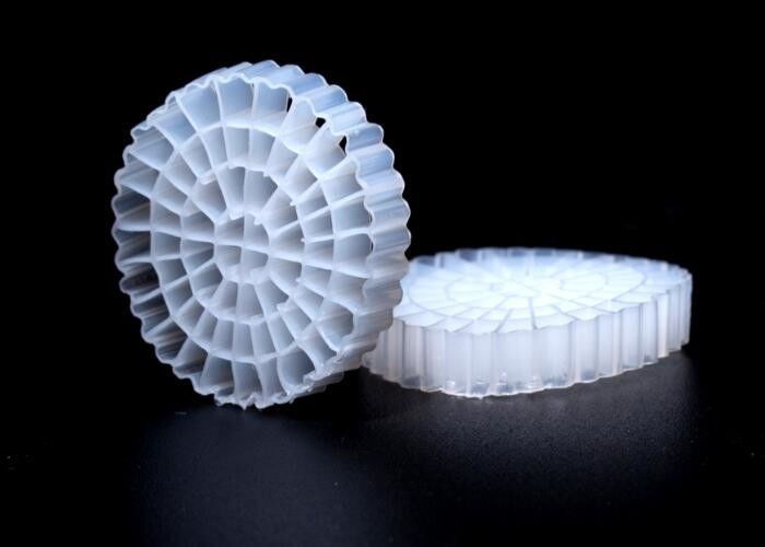Środki filtrujące z pierwotnego materiału HDPE K5 MBBR o dobrej powierzchni i białym kolorze