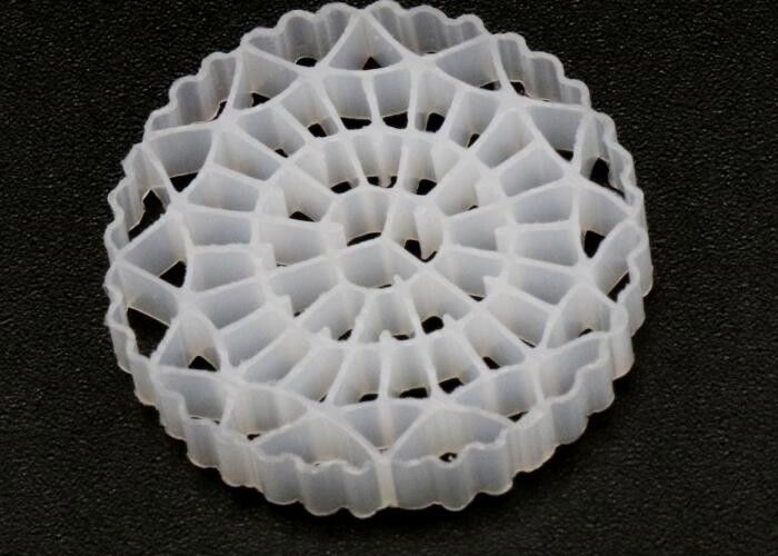 Przemysłowe oczyszczanie wody Filtr biokomórkowy Medium Filtr na lądzie MBBR Pływający nośnik