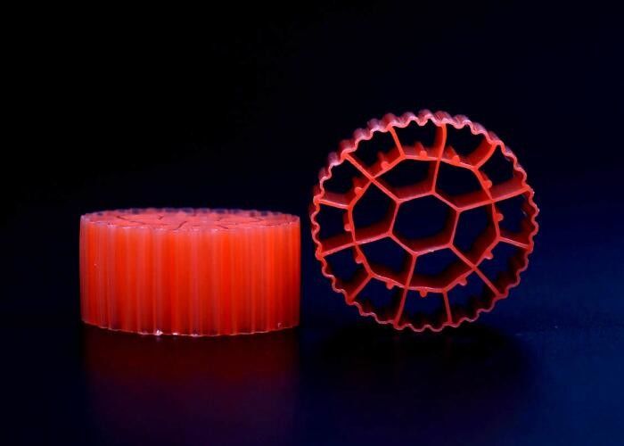 Czerwony Medium Filtrujące Rybie Stawki Matryca HDPE Materiał K3 Filtrujący Plast