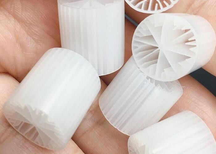 Ekologicznie przyjazne czyszczenie wody z zbiornika w stanie beztlenowym MBBR Bio Media 15*15mm Duża powierzchnia