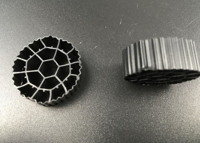 Czarny kolor K3 MBBR Nośnik filtracyjny do oczyszczania wody przemysłowej 25*10mm