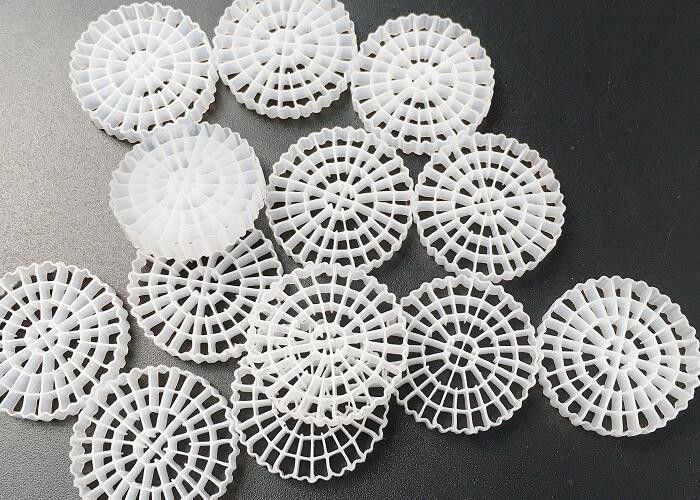 Biomasa z stawu K3 Mbbr Media do filtracji biologicznej 25*4mm biorurki IFAS do oczyszczania wody biały kolor HDPE