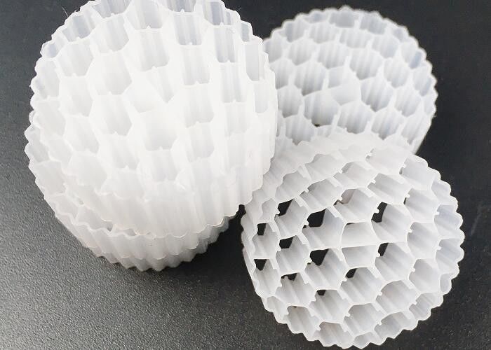 Akwaponika Mbbr Biochips BIO Filtrujące media Zaoszczędzaj zasoby wodne Wzrost biofilmu