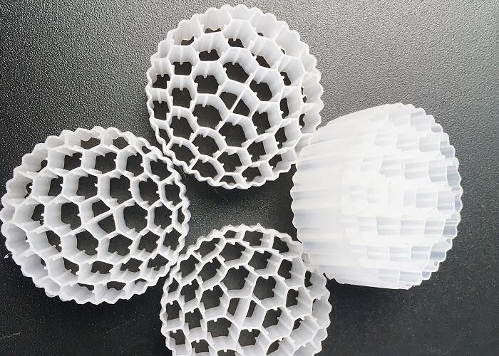 Plastikowy aerobik MBBR K1 BIO Filter Media Oczyszczanie ścieków 800m2 / M3 Pływający nośnik