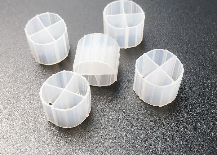Akwakultura Ryba MBBR Bio Filter Media 12*9mm Hdpe White Bioballs Sbr Proces