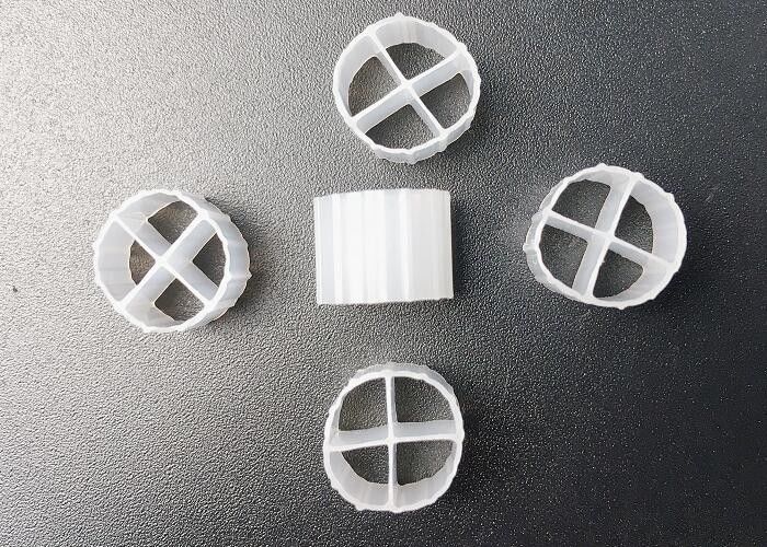 Akwakultura Ryba MBBR Bio Filter Media 12*9mm Hdpe White Bioballs Sbr Proces