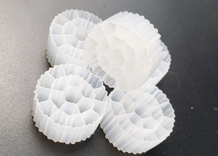 Hdpe K3 Biocell MBBR Środki oczyszczania wody 25*12mm 600m2 / M3 Duża powierzchnia