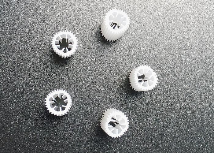 Przemysłowy filtr Hdpe Media HIPS Materiał 5*5mm Wielkość Certyfikacja SGS Kolor dostosowany