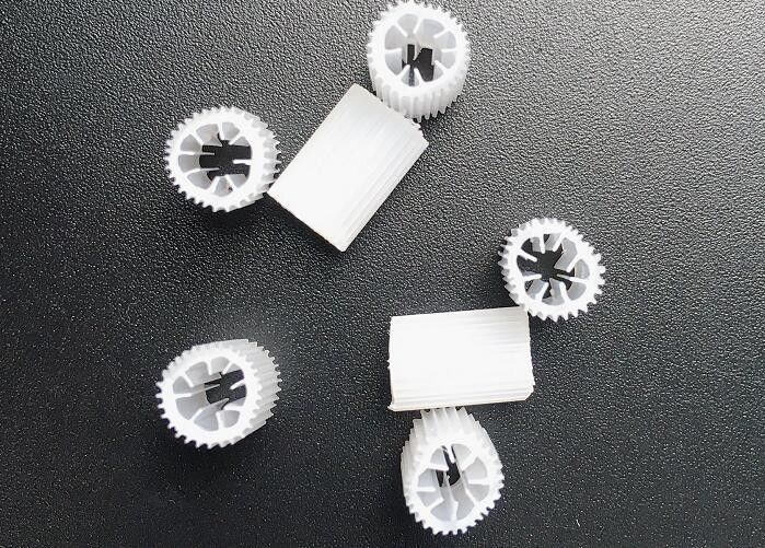 Przemysłowy filtr Hdpe Media HIPS Materiał 5*5mm Wielkość Certyfikacja SGS Kolor dostosowany