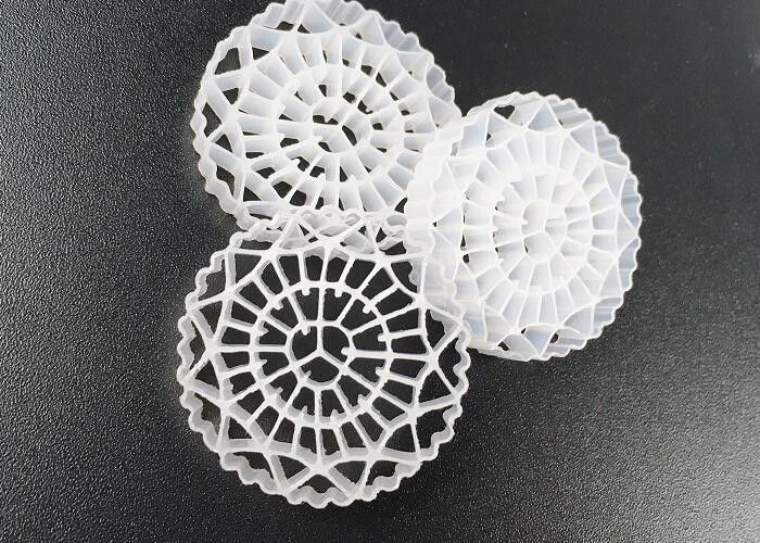 Naturalny kolor MBBR Filter Media Wysoka powierzchnia 25mm X 4mm Wielkość