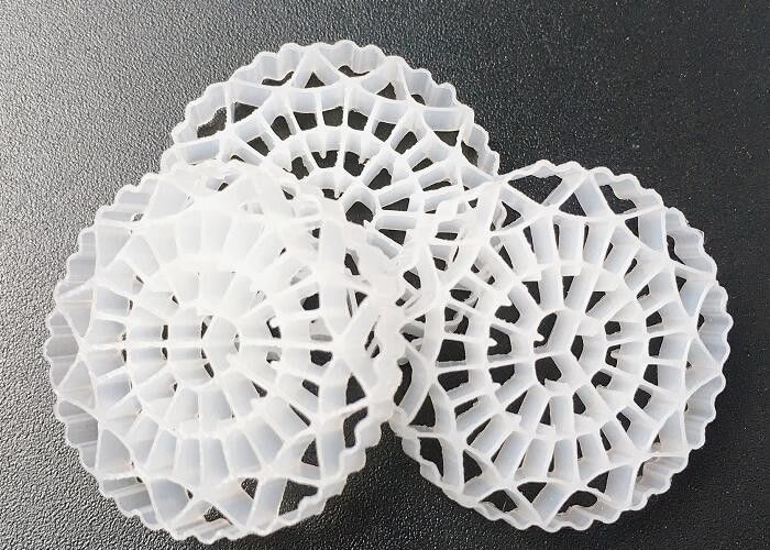 Naturalny kolor MBBR Filter Media Wysoka powierzchnia 25mm X 4mm Wielkość