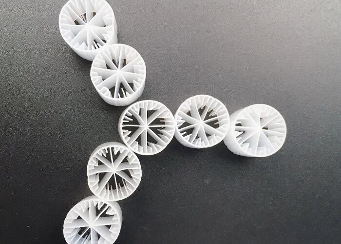 Wysoka powierzchnia MBBR Filter Media Biały Kolor Dziewiczy Materiał HDPE 15*15MM