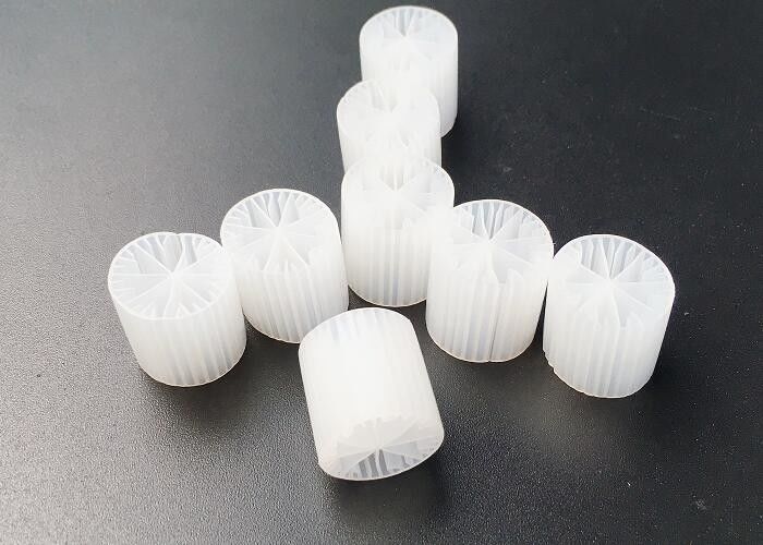 Wysoka powierzchnia MBBR Filter Media Biały Kolor Dziewiczy Materiał HDPE 15*15MM