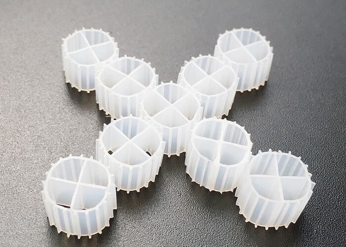 Oczyszczanie ścieków Przenoszenie łóżka Filtr medialny biopipa Niskie zużycie energii fab media k1 11*7mm biały kolor