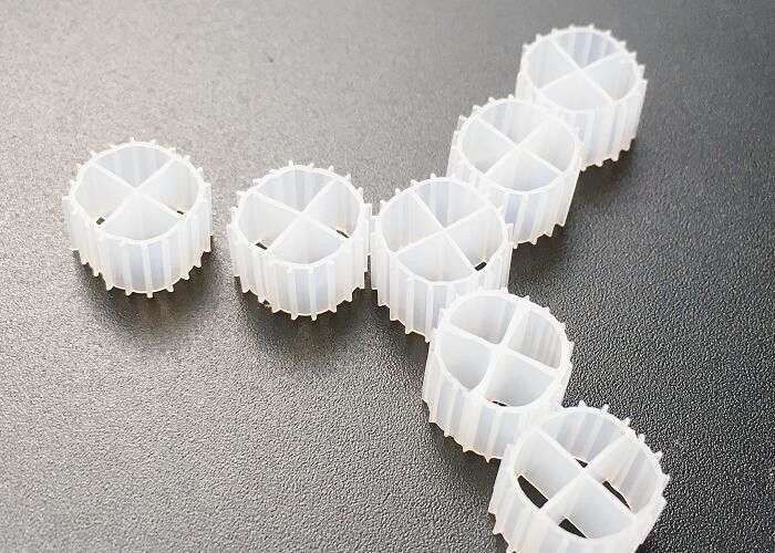 PE Wstrząsoodporne Akwarium MBBR Filter Media biały kolor nośnik fda 11*7MM MBBR Nośnik biofilmu