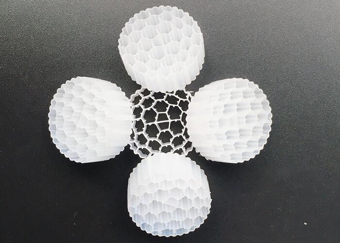 FDA Material bezpieczny MBBR Filtry dla komunalnych ścieków przemysłowych Biały kolor