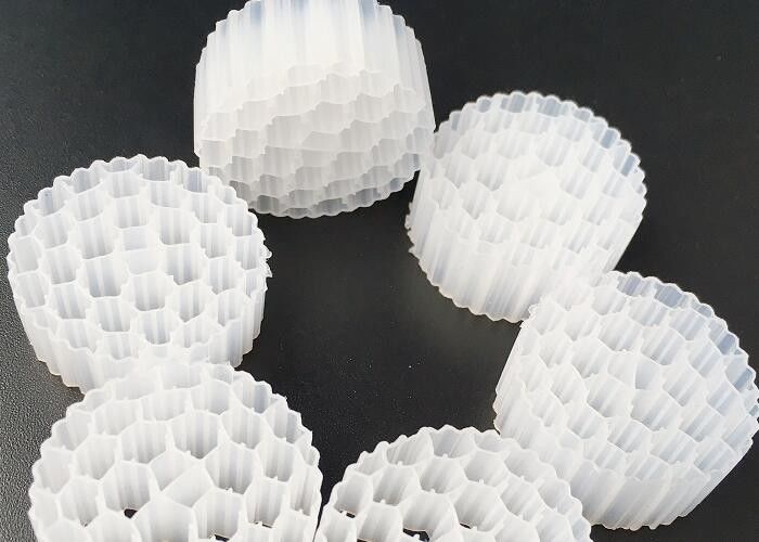 Plastikowe Bio MBBR Oczyszczanie wody FAB / Filtr do kroplówki Opakowanie pływające medium 25*12mm