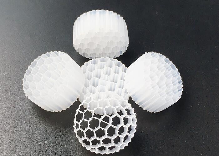 Specjalna formuła MBBR Filtrujący medium z dziewiczym materiałem HDPE i białym kolorem czarnym dla RAS