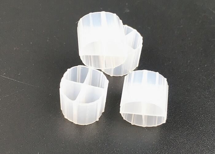 Biały pływający filtr medialny niewykorzystany materiał HDPE PE01 12 mm x 9 mm