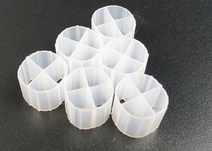 Wysokiej wydajności Biały kolor Materiał plastikowy Filtry dla oczyszczania ścieków mbbr dla systemu ras duża powierzchnia