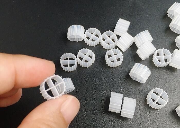 Wysokiej wydajności Biofilm Carrier MBBR Filter Media 11mm X 7mm Rozmiar I Biały Kolor