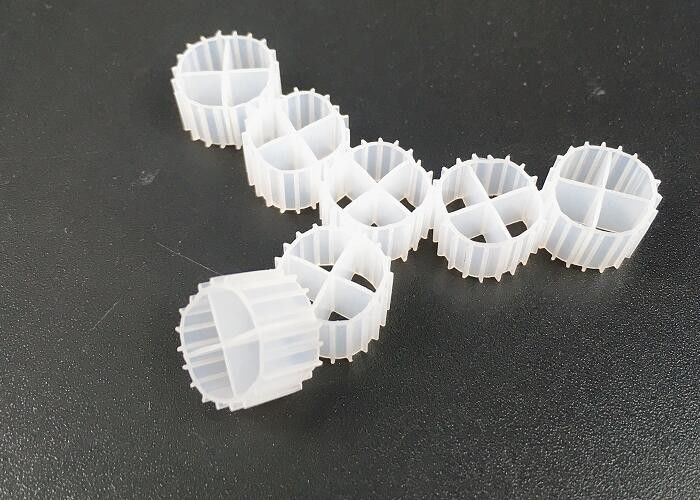 Biały kolor MBBR Biocell Filter Media Virgin HDPE Material And Floating dla RAS