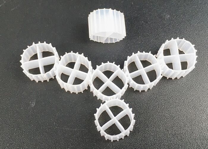 Biały kolor MBBR Media Biofilm Carrier z super dekarboryzacją i dziewiczym materiałem HDPE