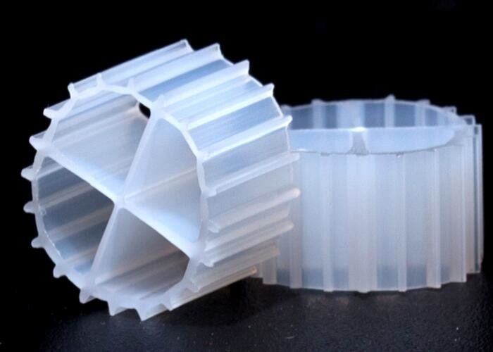 Biały kolor MBBR Media Biofilm Carrier z super dekarboryzacją i dziewiczym materiałem HDPE