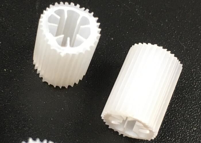 Materiał MBBR HIPS Filtr plastikowy o rozmiarze 5 mm x 10 mm i kolorze białym