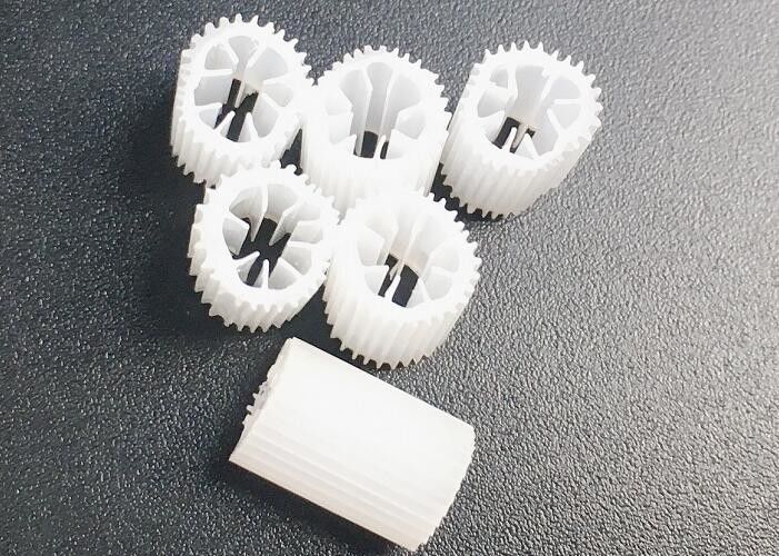 Oszczędzanie przestrzeni Plastyczne pływające filtry Kaldnes Bio Filter Media