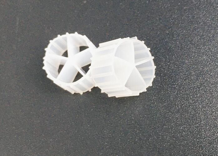 Wysokiej aktywności biologicznej białe media filtracyjne z tworzyw sztucznych HDPE dla stawów rybnych