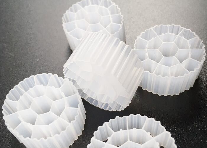 Plastic MBBR Bio Media HDPE K3 Aquaponics Filter Media 500 m2/m3 fda materiał bezpieczny biopipe biocell kuli