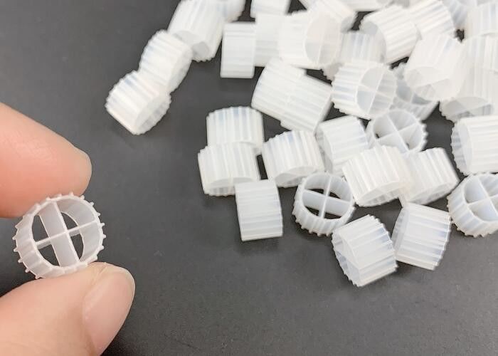 11*7mm Naturalny kolor i pierwotny materiał HDPE MBBR Biofilm
