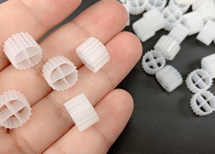 11*7mm MBBR Bio Filter Media K1 z białym kolorem i dziewiczym materiałem HDPE