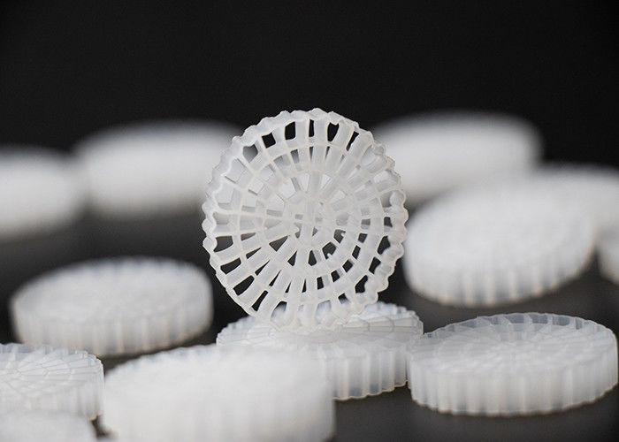 25*4mm PE64 K5 MBBR Bio Media K5 Biały kolor i dziewiczy materiał HDPE dla systemu RAS